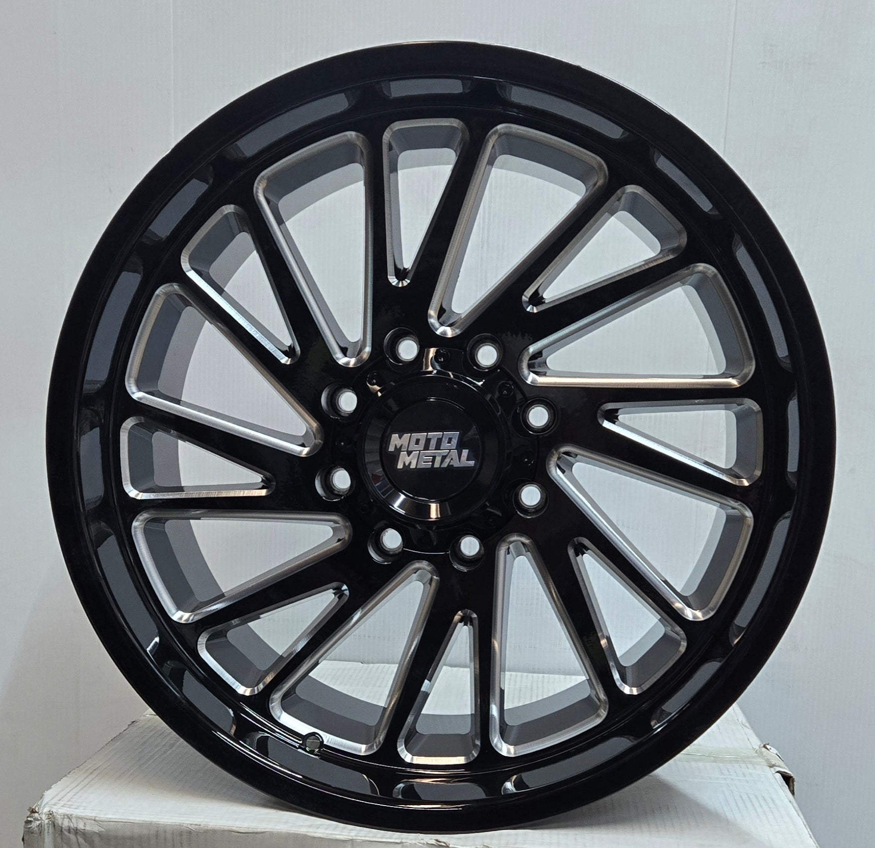 M081 1BE 22X10.0 8X180 GLOSS BLACK MILL