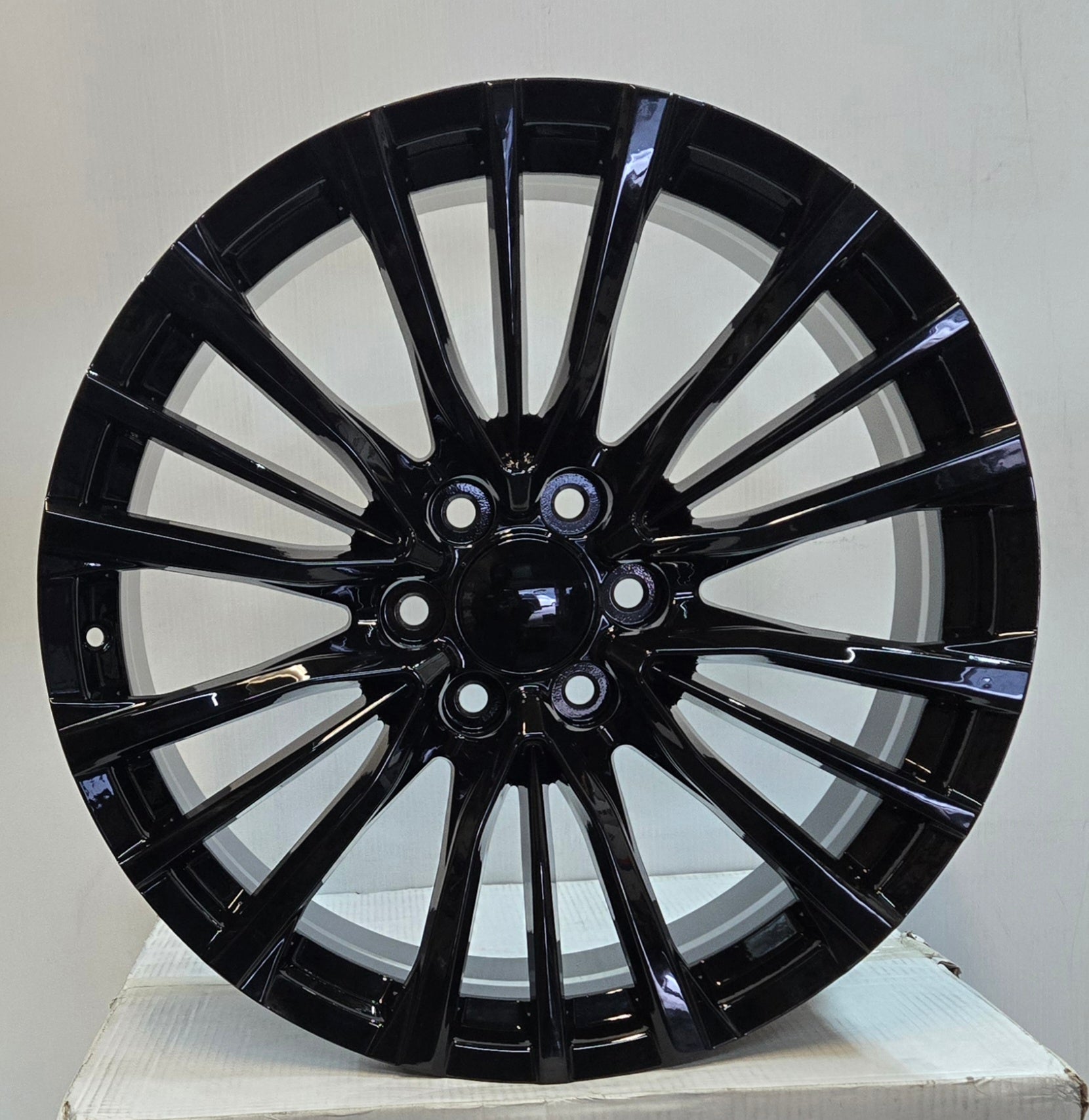 H2134 REPLICA 22X9.0 6X139.7 PIANO BLACK