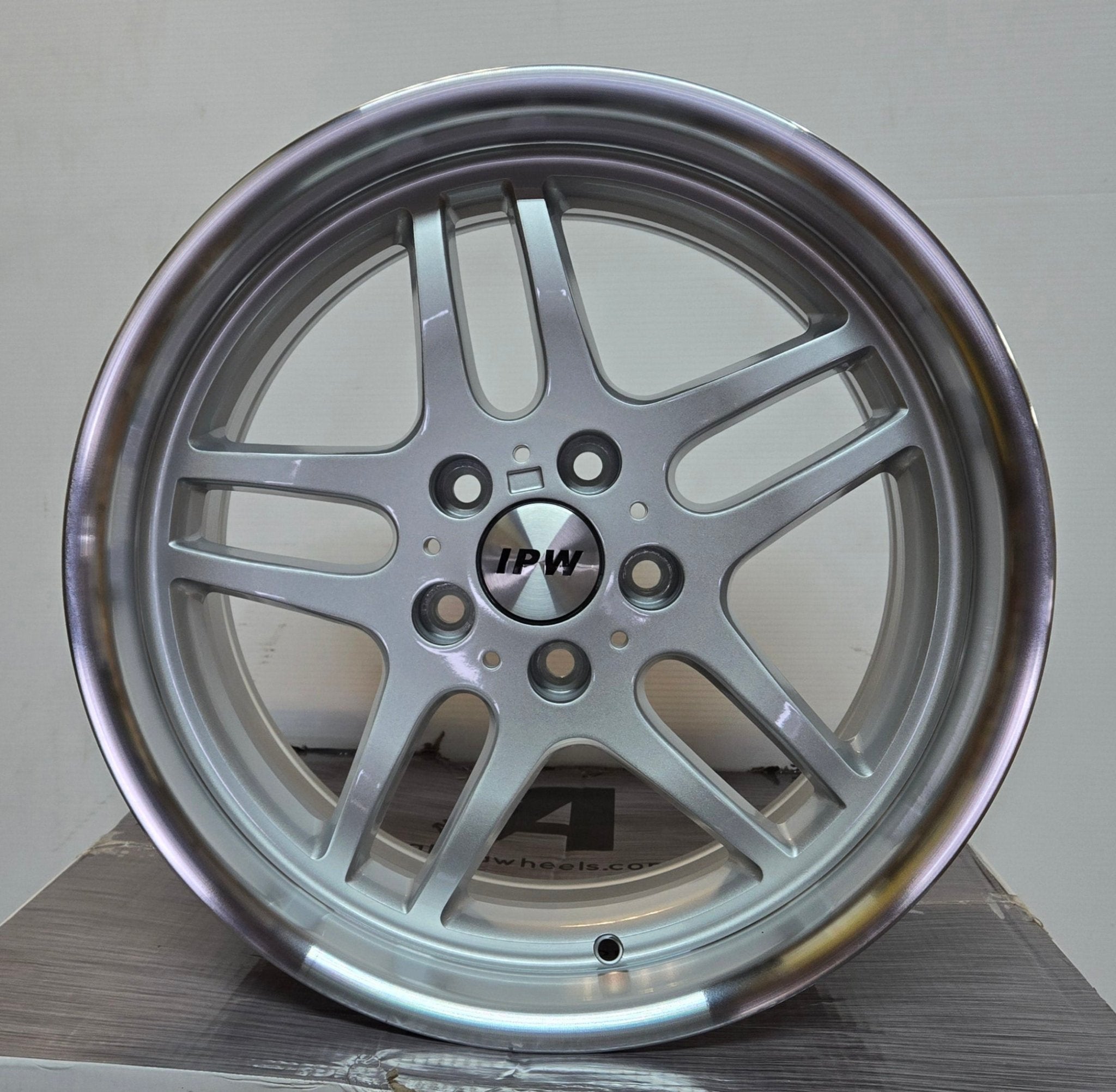 W710 18X9 5X120 SILVER